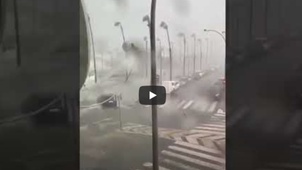 Un fuerte tornado tumba a una persona en Huelva y la arrastra unos metros por la calzada