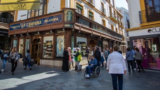 Sevilla encadena por primera vez dos días seguidos con la tasa al alza en la sexta ola y lamenta cuatro muertes