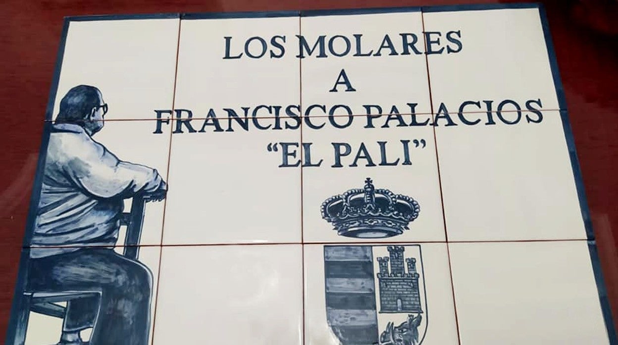 El azulejo que ya está colocado en una céntrica plaza de Los Molares