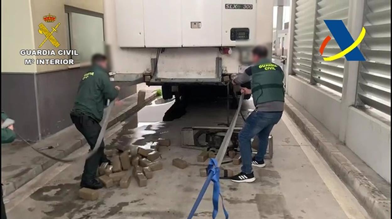 Intervenidos en el puerto de Algeciras más de 500 kilos de hachís en dobles fondos hechos en camiones