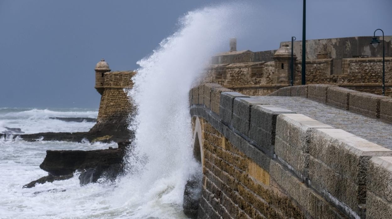 Aviso naranja este lunes en Cádiz por fuerte oleaje y rachas de viento