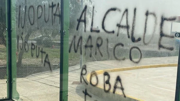 Pintadas homófobas contra el alcalde de Los Molares, el popular José Veira