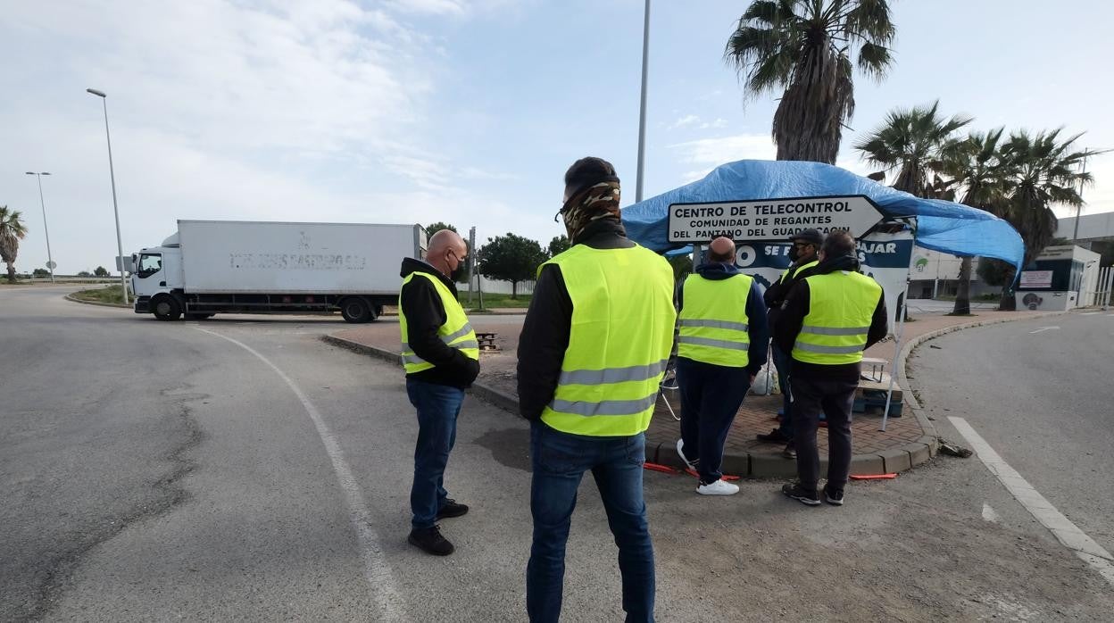 Los camiones entran y salen en el centro de transportes de Jerez bajo la presencia de los piquetes