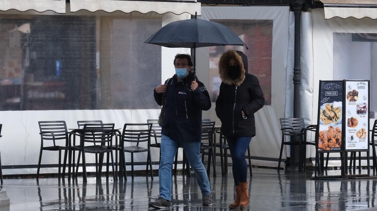 Vuelve la lluvia de barro y la calima a Andalucía pero se marcha el viento de levante