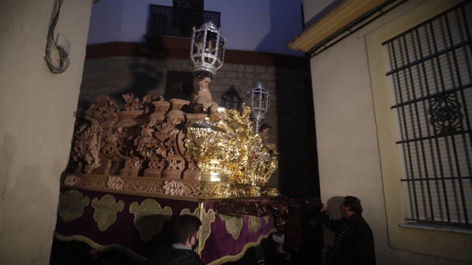 Vídeo: El Nazareno de Santa María prueba el nuevo paso del Señor por las calles del barrio
