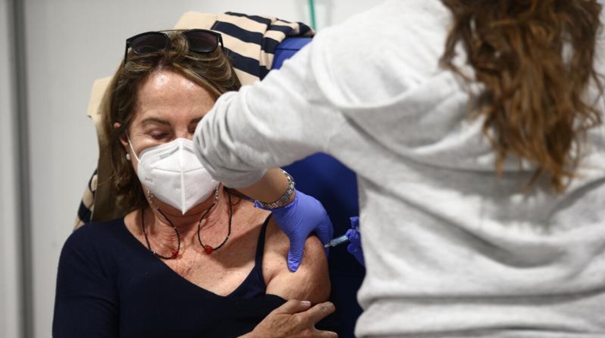 Una mujer recibe en su hombro la vacuna contra el Covid