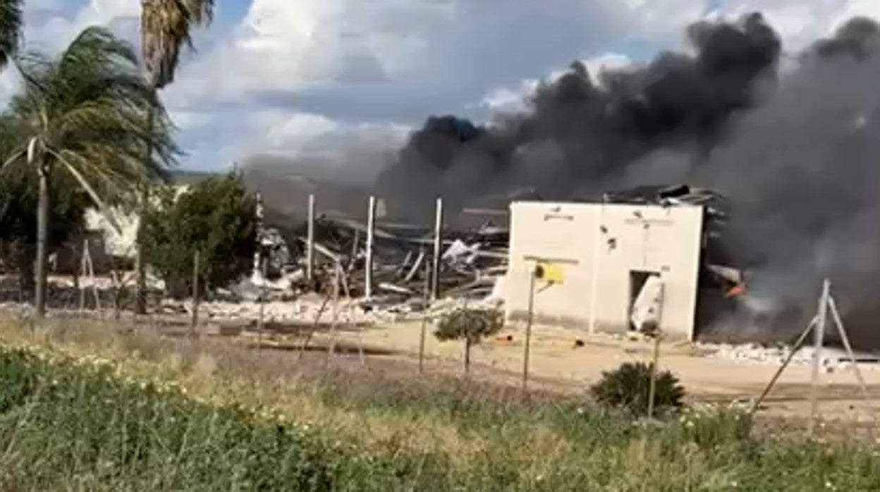 Captura de un vídeo en la que se aprecia la columna de humo que dejó la explosión de la nave de Morón