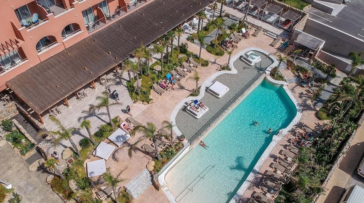 Vista aérea de la zona de la piscina del hotel 'Lances Tarifa'.