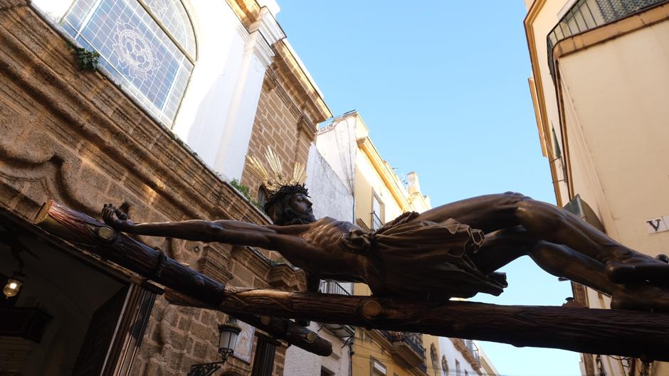 Vídeo: Así ha sido el Vía Crucis de la Archicofradía de La Palma por las calles de La Viña