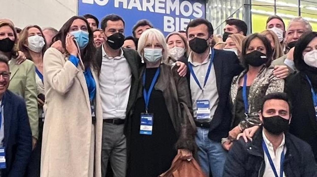 Bruno García y Teófila Martínez, junto a Juanma Moreno en el Congreso Nacional del PP de Sevilla.