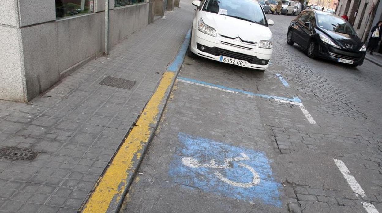 Plaza de aparcamiento para conductor con movilidad reducida o discapacidad física.