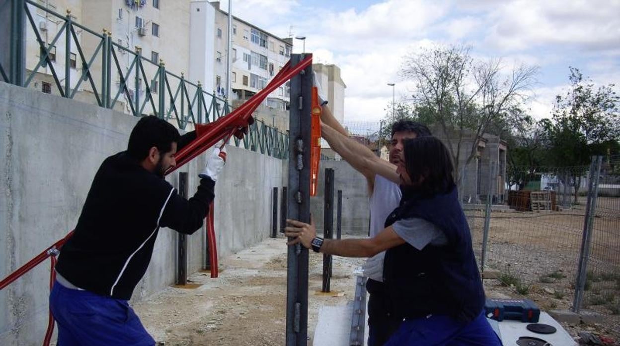 Trabajos de carpintería metálica en una obra de construcción de un edificio público.