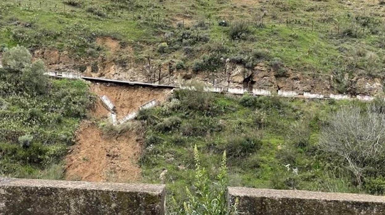El deslizamiento en la carretera de acceso a Torre Alháquime se reparará de urgencia