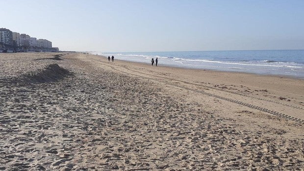 La playa Victoria, preparada para la Semana Santa en Cádiz