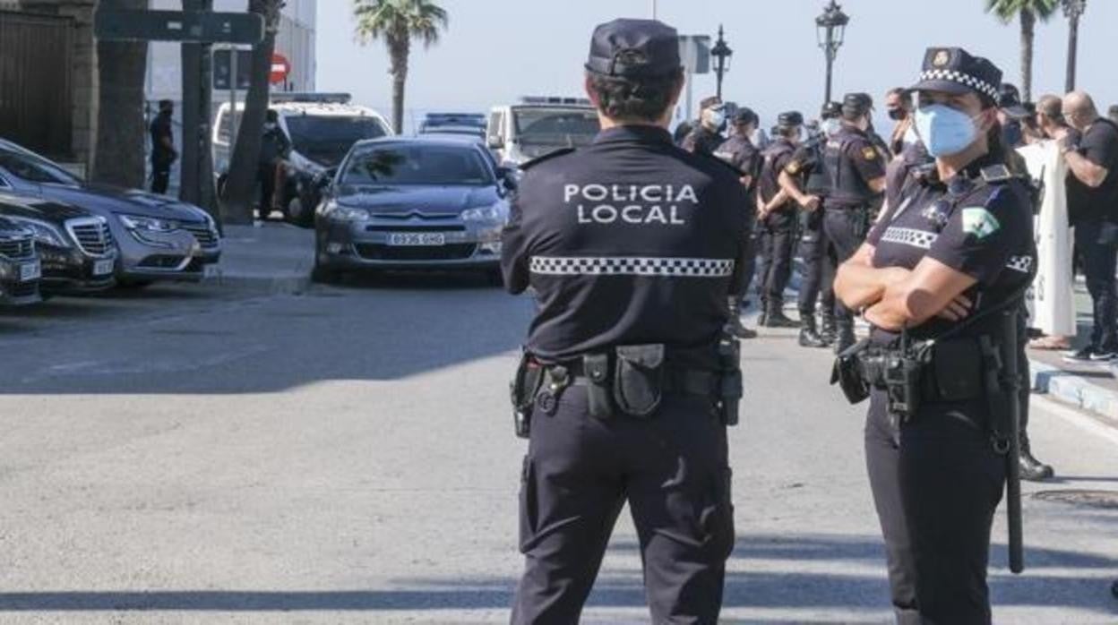 Una mujer de 58 años agrede a un policía local en Cádiz