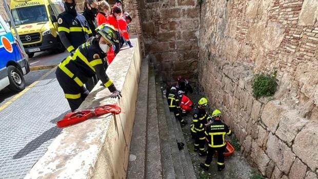 Herido tras precipitarse hasta el fondo del foso de la calle San Juan de Dios en Cádiz