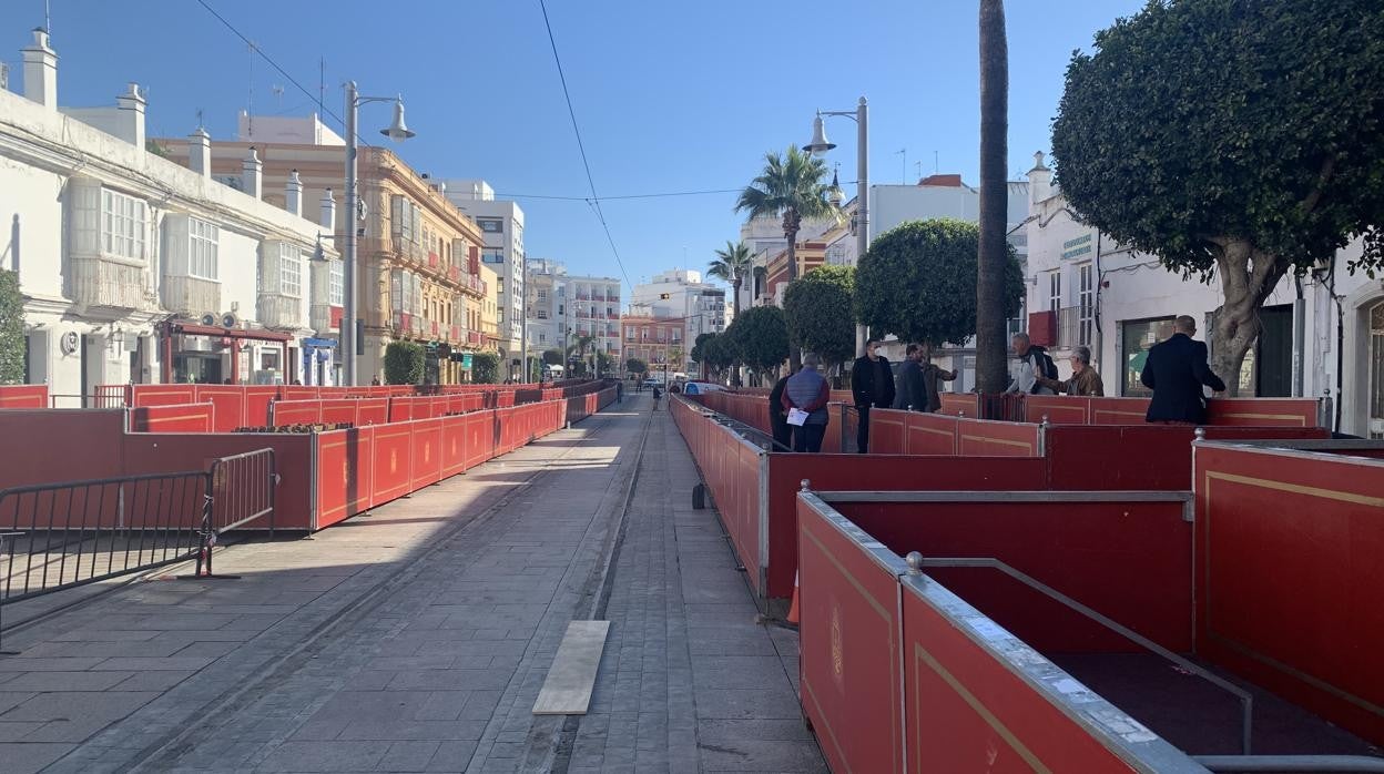 José Luis Cordero Blanco, pregonero de la Semana Santa, observa los últimos detalles de la Carrera Oficial J.M