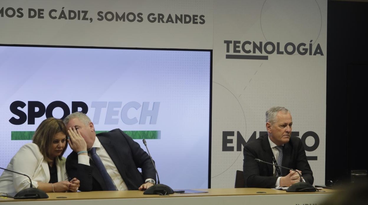 Elena Amaya, Manuel Vizcaíno y Ricardo Gómez en la presentación del proyecto de la ciudad deportiva del Cádiz