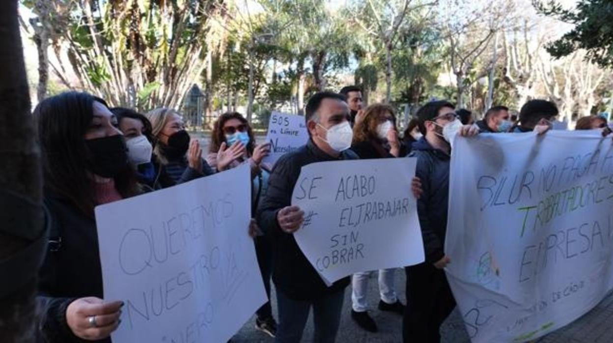 Una de las protestas de los trabajadores afectados a las puertas de la Diputación, el pasado enero.