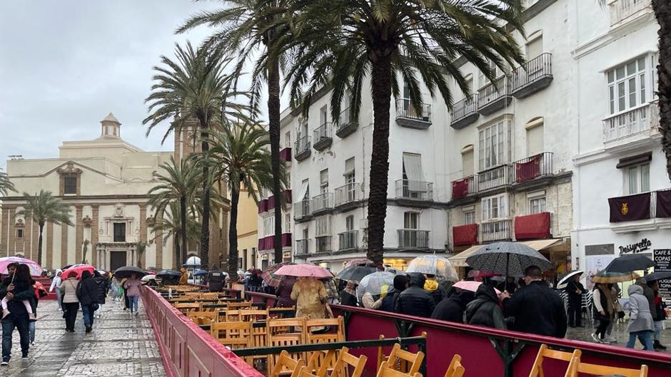 Vídeo: la lluvia desluce el Lunes Santo en Cádiz y vacía la plaza de La Catedral