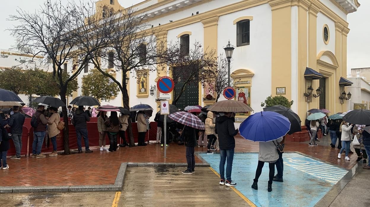 Multitud de cofrades aguardando la salida del Ecce Homo