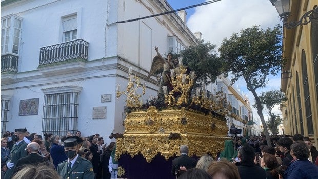 La lluvia da una tregua y San Fernando vive una emotiva jornada de Martes Santo