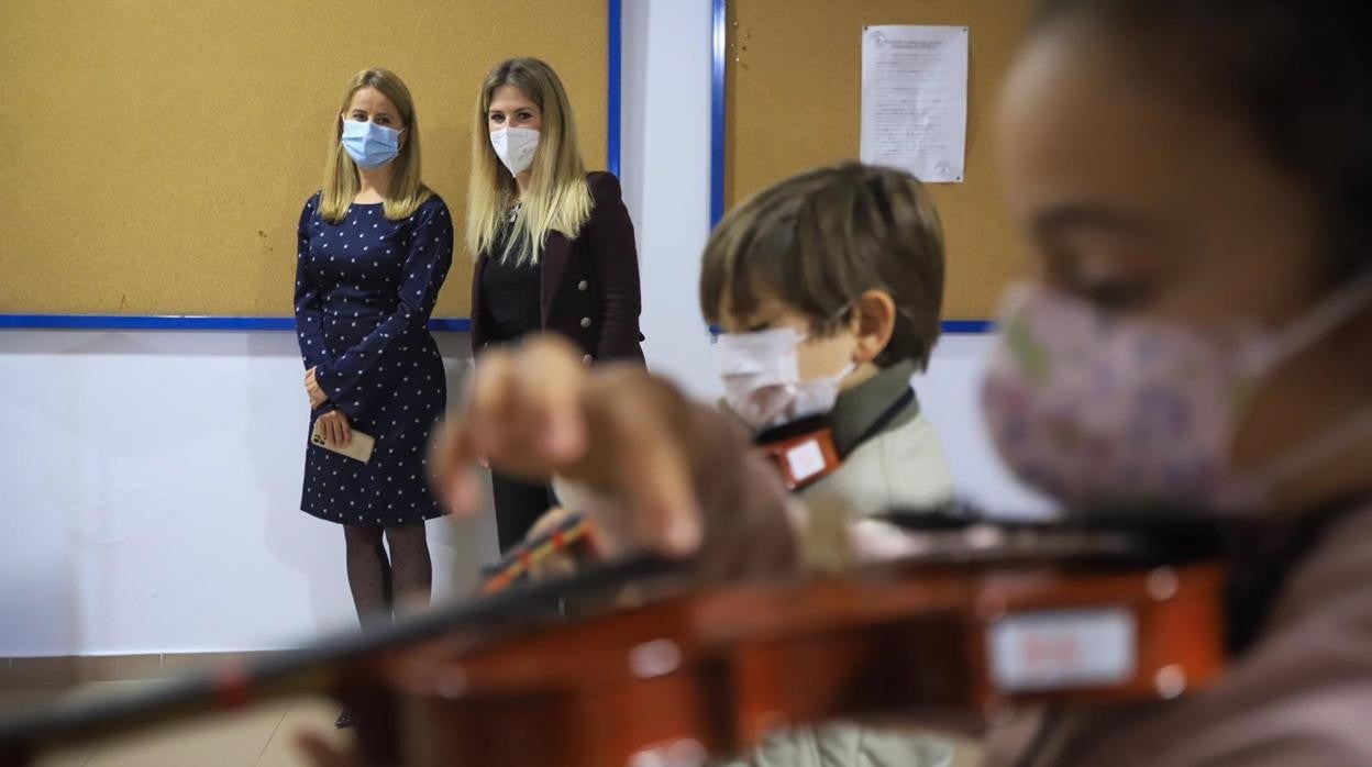 La delegada del Gobierno de la Junta en Cádiz, Ana Mestre, durante su visita al Conservatorio Profesional de Música 'Joaquín Villator' de Jerez de la Frontera.