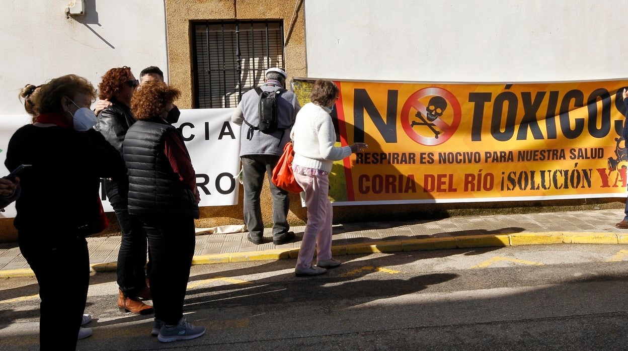 Vecinos afectados se han concentrado este miércoles frente a los juzgados de Coria