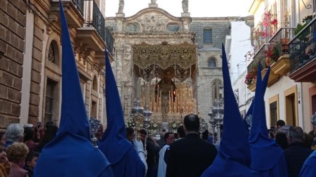 La Semana Santa de El Puerto llega a su ecuador con el fervor intacto