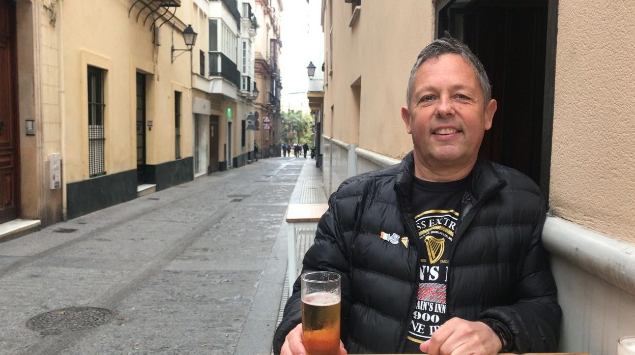 Brendan en la puerta del bar Tienda Honda, del que es un cliente de los más conocidos