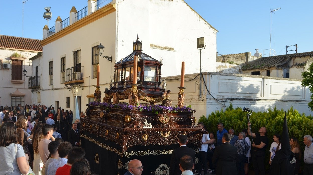 El paso del Santísimo Cristo Yacente de la hermandad del Santo Entierro de Utrera