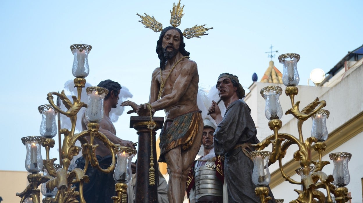 El paso de misterio de la Vera-Cruz de Utrera procesionó por las calles de la ciudad