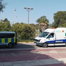 La Policía Local de El Puerto salva la vida a un hombre en la Playa de La Puntilla