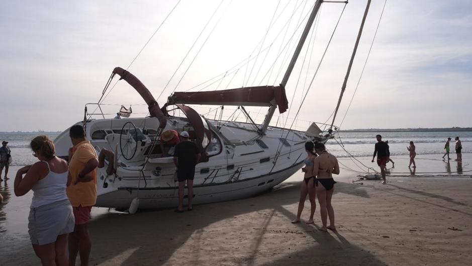 Vídeo: Un velero queda varado en la orilla de la playa de Valdelagrana, en El Puerto