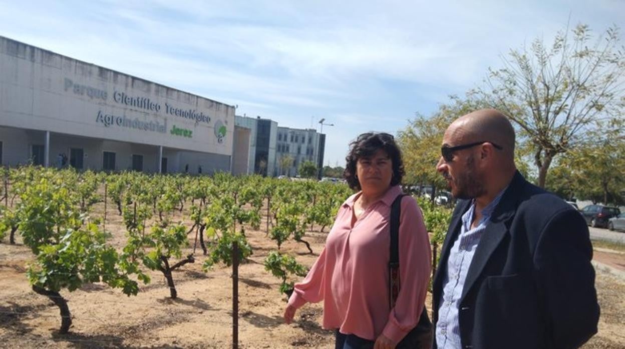 Carmen Álvarez y Raúl Ruiz-Berdejo durante la visita al Parque Agroindustrial