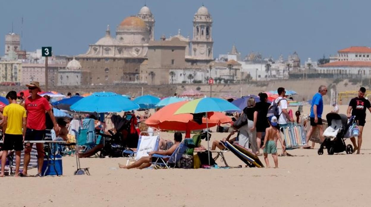 Las playas gaditanas han registrado numeroso público durante la Semana Santa.