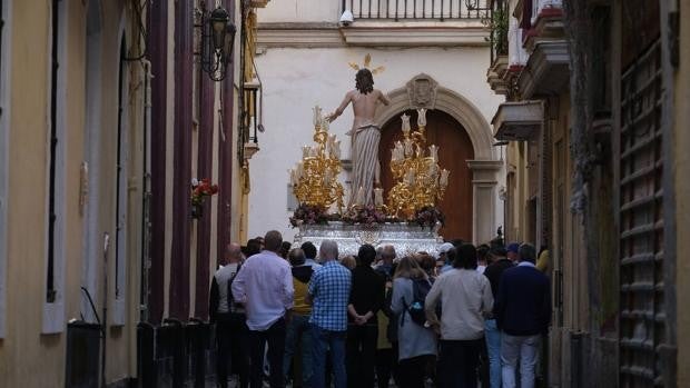 Faltan cargadores y fechas, sobran fardos y mascarillas