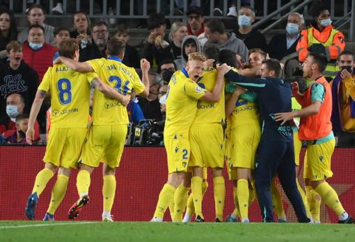 Jens Jonsson canta 'Me han dicho que el amarillo' en plena celebración del gol cadista.