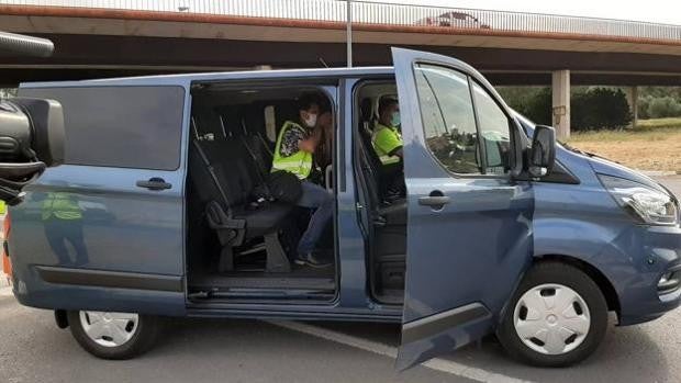 La furgoneta camuflada de la DGT que multa por usar el móvil al volante circula por Cádiz