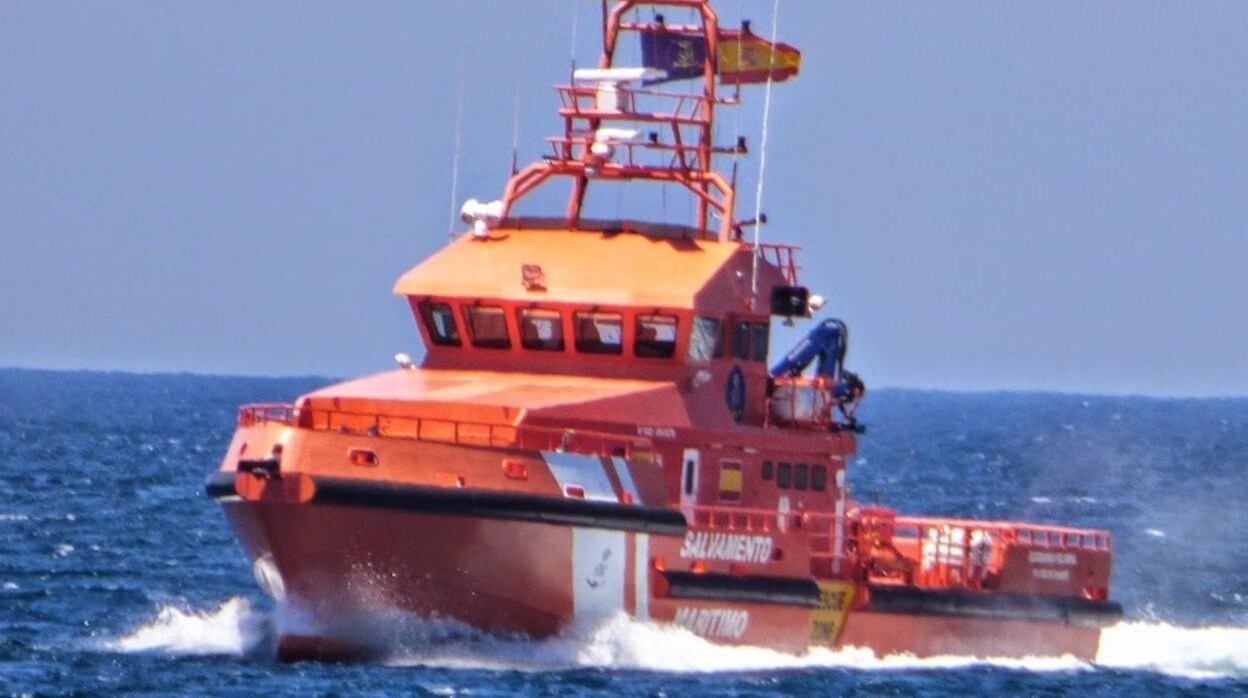 Salvamento traslada al hospital al tripulante de un barco que navegaba por el Estrecho