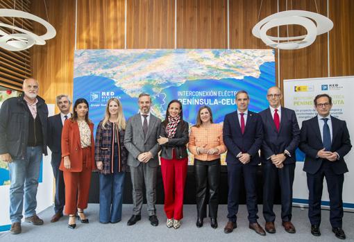 Javier Vidal, vicepresidente de la Diputación; Francisco Gil, de la Administración General del Estado; Miriam del Campo, directora general de Patrimonio de la Junta; Ana Mestre, delegada del Gobierno de la Junta; Juan Bravo, consejero de Hacienda; Beatriz Corredor, presidenta de Red Eléctrica; Irene García, presidenta de la Diputación de Cádiz; José Pacheco , subdelegado del Gobierno en Cádiz; Ángel Mahou, director general de Transporte de Red Eléctrica de España y Jorge Jiménez, delegado regional en Andalucía de Red Eléctrica de España.