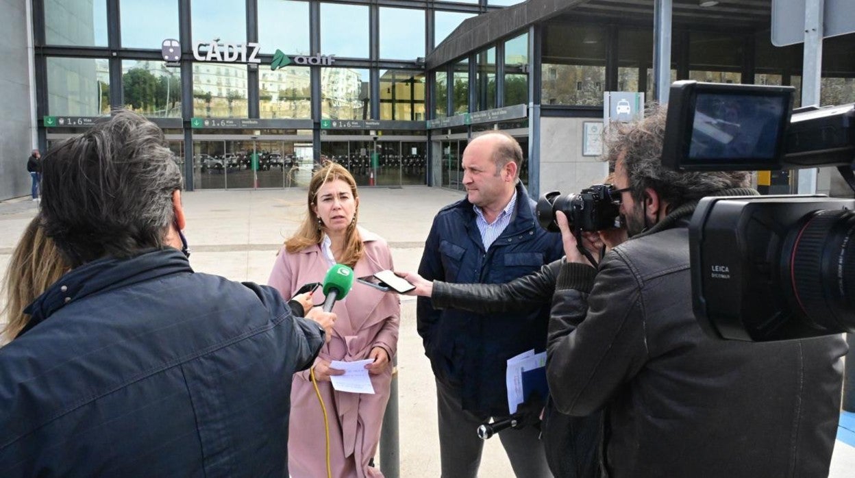 Teresa Ruiz Sillero y Juancho Ortiz, en la estación de trenes de Cádiz.