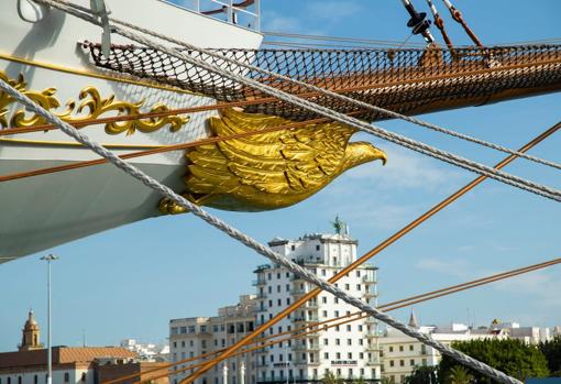 El Puerto de Cádiz despide hoy al segundo crucero a vela más grande del mundo