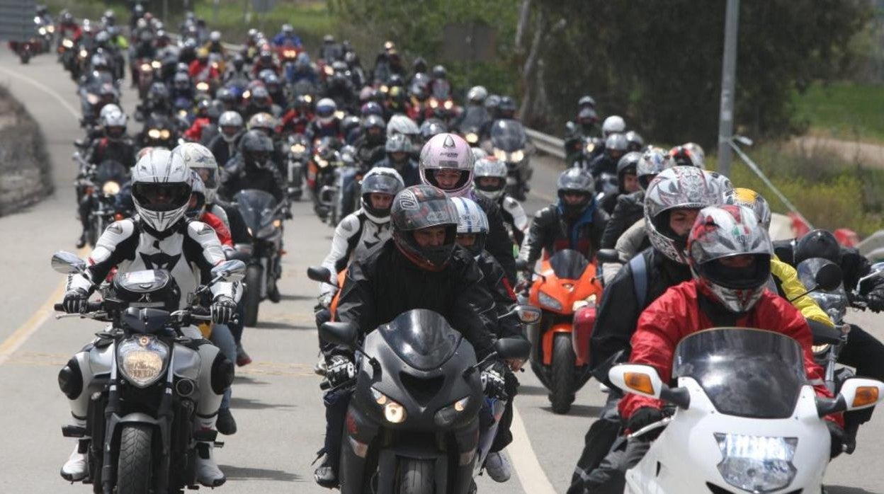 Cientos de motos salen del Circuito de Jerez tras la competición hace unos años.