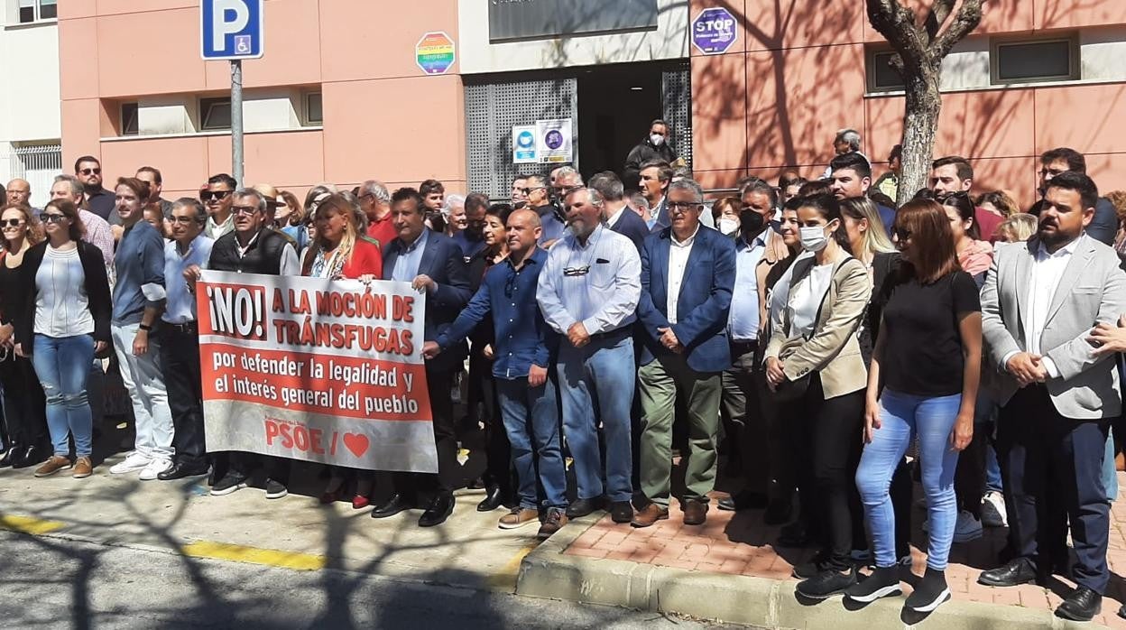 Concentración de vecinos y dirigentes del PSOE en Palomares para apoyar a la alcaldesa por la moción de censura