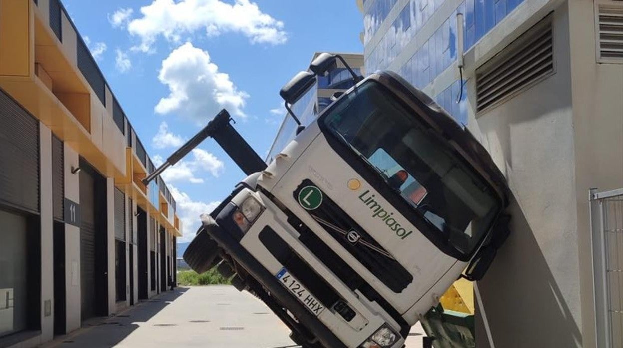 Rescatan al conductor de un camión grúa tras volcar en Los Barrios