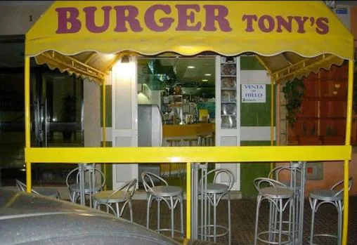 Mítica terraza del Burger Tony's con la barra al fondo.
