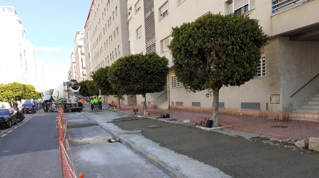 Obras de remodelación de la calle América que se realizan de forma simultánea al cambio de aparcamientos.