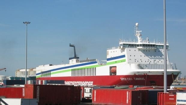 La naviera Armas Trasmediterránea explotará la línea Cádiz-Canarias dos años más