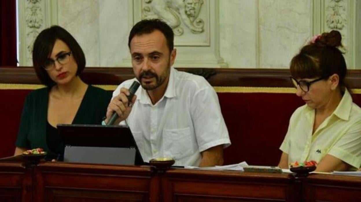 José Ramón Páez, junto a Lola Cazalilla, en un Pleno celebrado el pasado año.